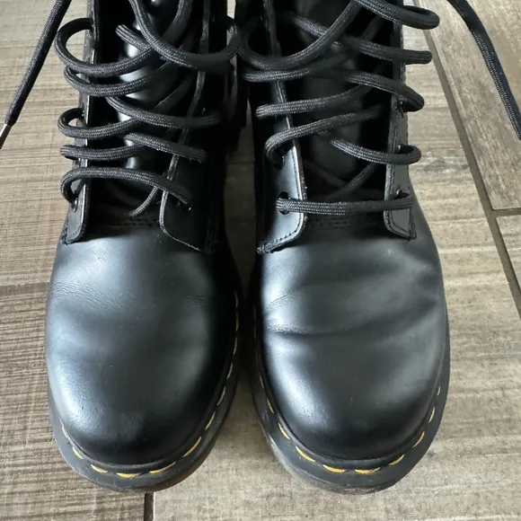 Dr. Martens WOMEN'S SMOOTH LEATHER LACE UP BOOTS size 8