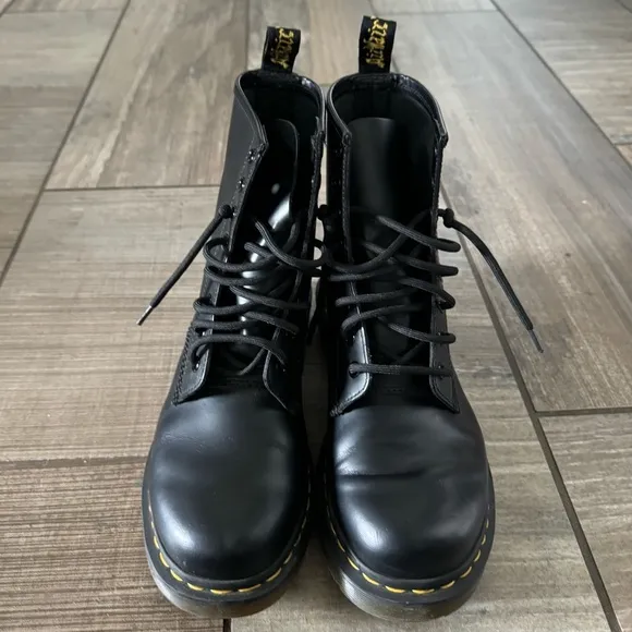 Dr. Martens WOMEN'S SMOOTH LEATHER LACE UP BOOTS size 8