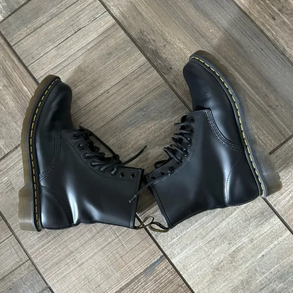 Dr. Martens WOMEN'S SMOOTH LEATHER LACE UP BOOTS size 8