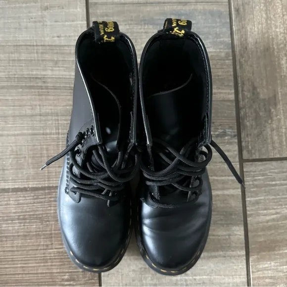 Dr. Martens WOMEN'S SMOOTH LEATHER LACE UP BOOTS size 8