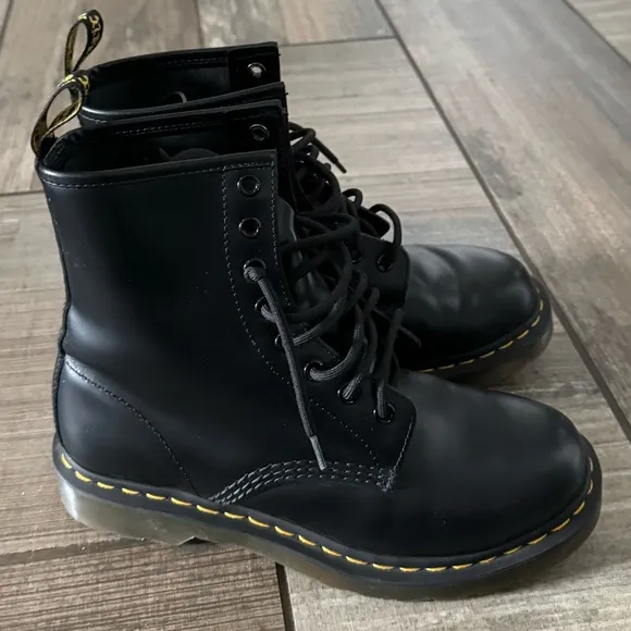 Dr. Martens WOMEN'S SMOOTH LEATHER LACE UP BOOTS size 8