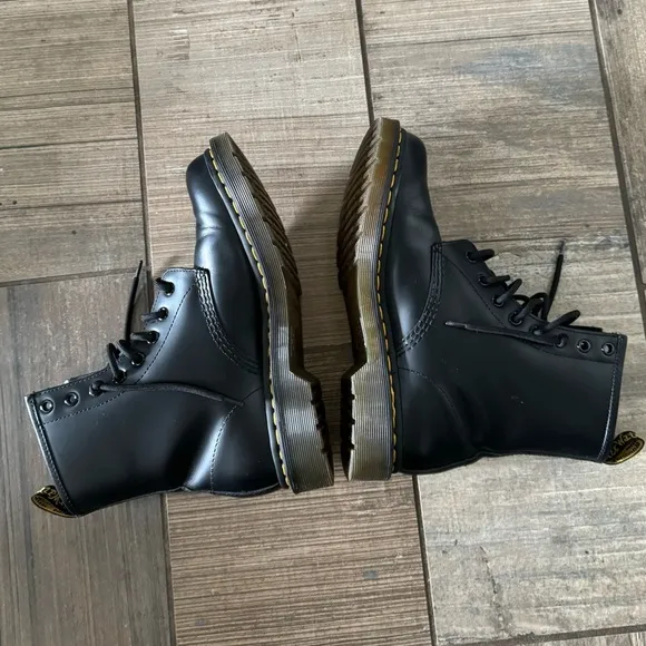 Dr. Martens WOMEN'S SMOOTH LEATHER LACE UP BOOTS size 8