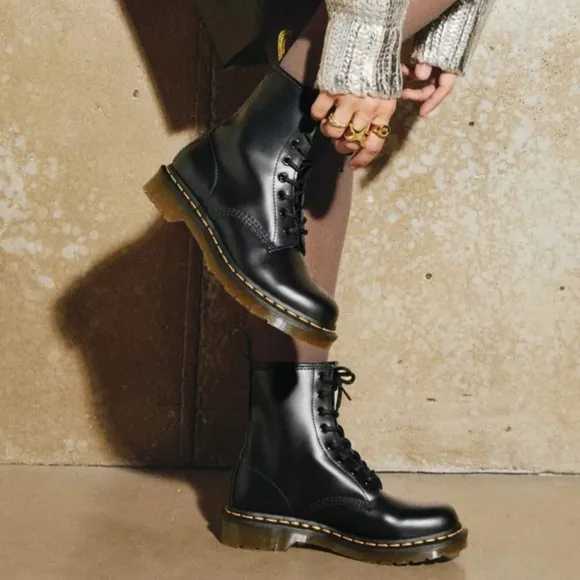 Dr. Martens WOMEN'S SMOOTH LEATHER LACE UP BOOTS size 8