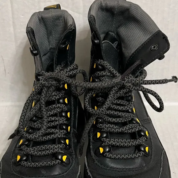 DR.MARTENS BOYS COMBS COMBAT BOOT