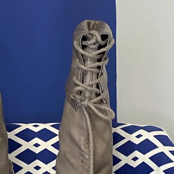 Dusty gray knee high flat lace up riding boots Sz 10