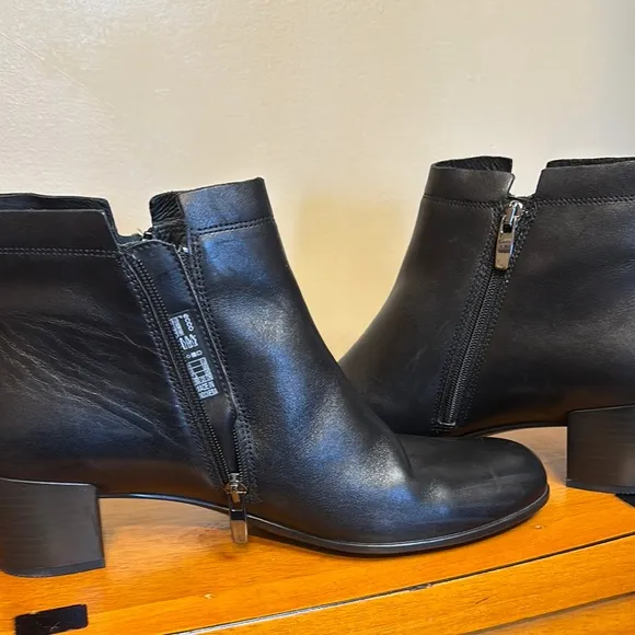 Ecco Black Ankle Boots with Chunky Heel and Zipper