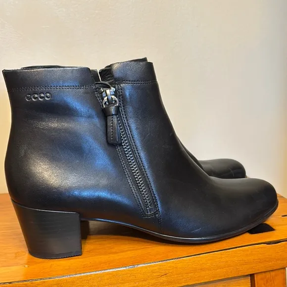 Ecco Black Ankle Boots with Chunky Heel and Zipper