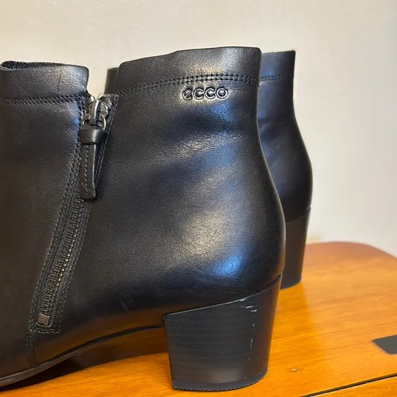 Ecco Black Ankle Boots with Chunky Heel and Zipper