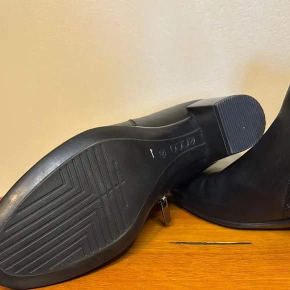 Ecco Black Ankle Boots with Chunky Heel and Zipper