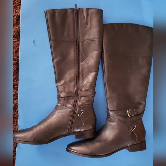 Elegant Black Leather Boots with Buckle
