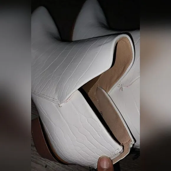 Elegant chunky heel bootie sz 8.5