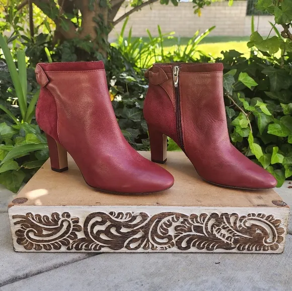 Elegant Lauren Ralph Lauren Burgandy Ankle Boots