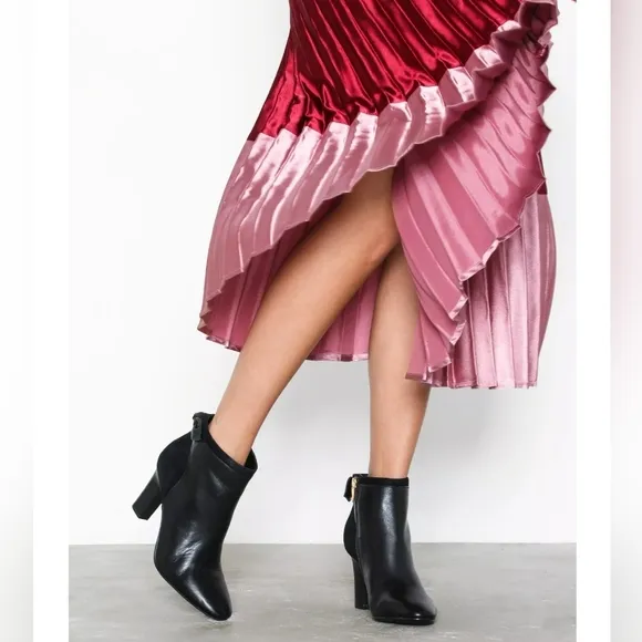Elegant Lauren Ralph Lauren Burgandy Ankle Boots