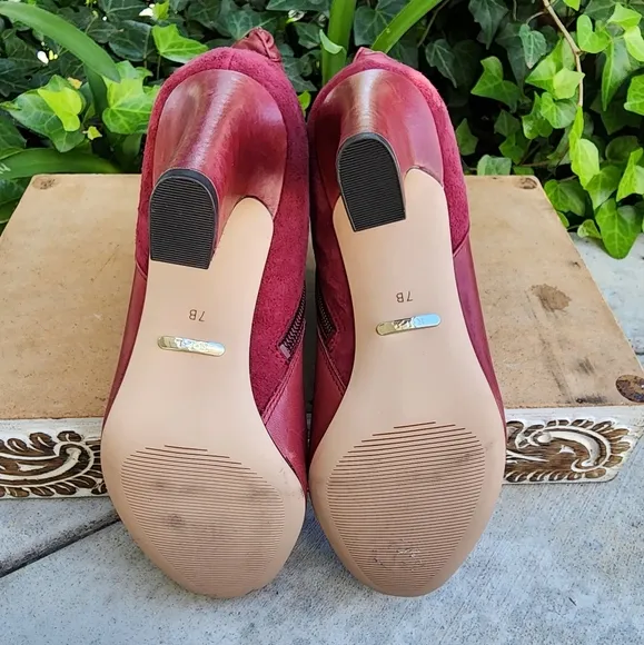Elegant Lauren Ralph Lauren Burgandy Ankle Boots
