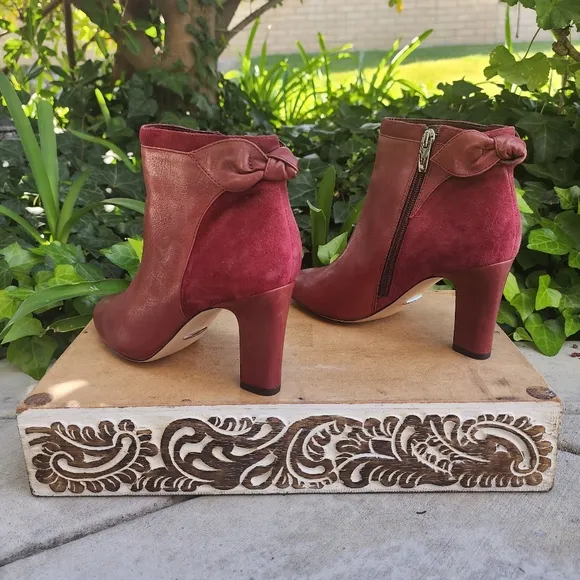 Elegant Lauren Ralph Lauren Burgandy Ankle Boots