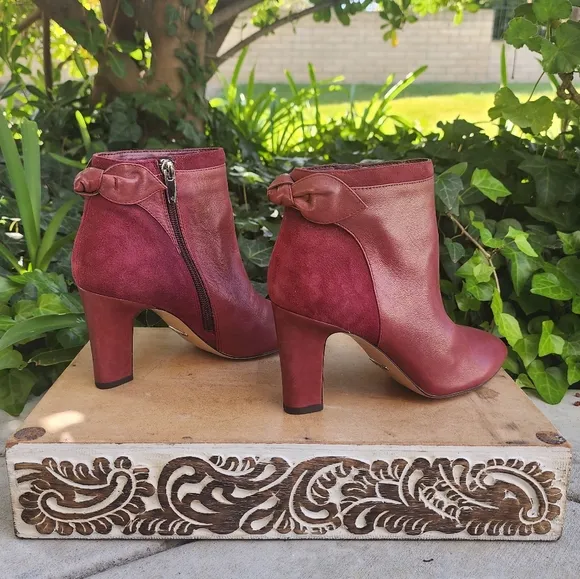 Elegant Lauren Ralph Lauren Burgandy Ankle Boots