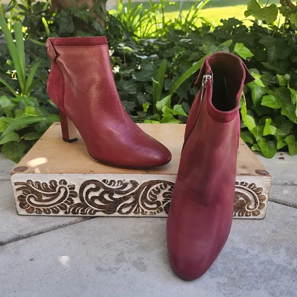Elegant Lauren Ralph Lauren Burgandy Ankle Boots