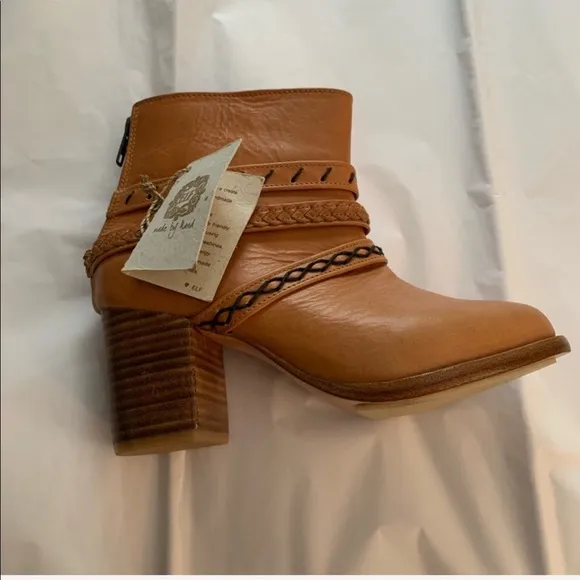 ELF NWT Camel Wanderer Boho Style  Handmade Leather Boots Size 6