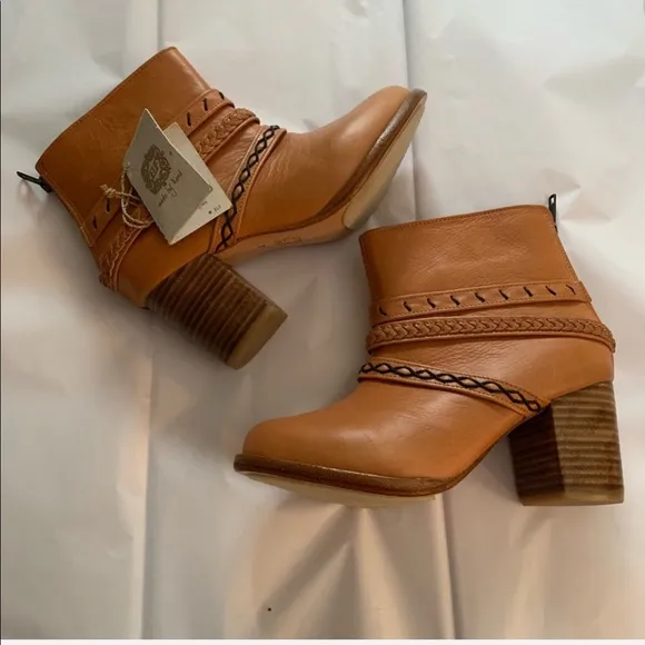 ELF NWT Camel Wanderer Boho Style  Handmade Leather Boots Size 6