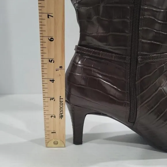 Ellen Tracy Heidey Croc Embossed Round Toe Boots Size 8.5