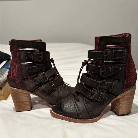 FREE BIRD Stylish Black Leather Buckle Boots