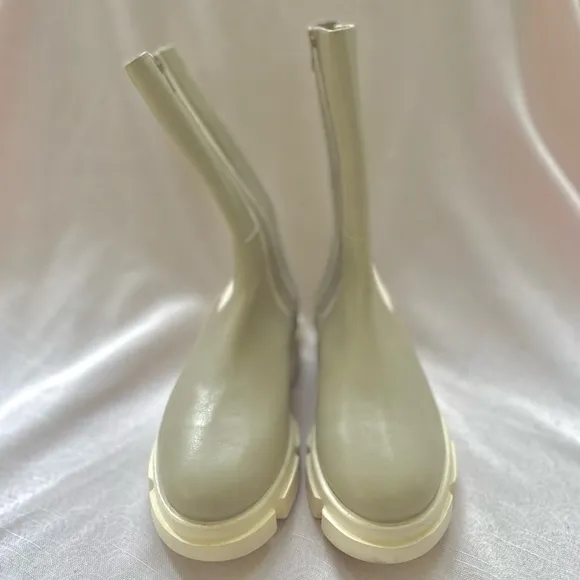 Free People Brooks Lug Sole Leather Chelsea Boot in Chalk Size 41 Mid-Ca…