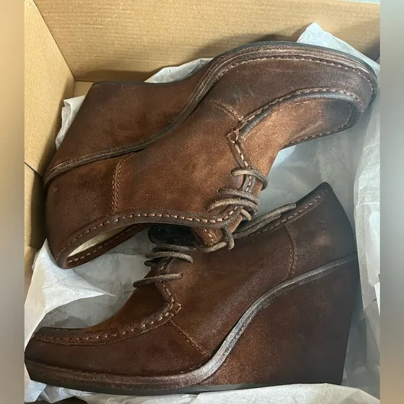 FRYE Caroline Women’s Brown Suede Wedge Lace Up Ankle Boots Booties 8 NE…