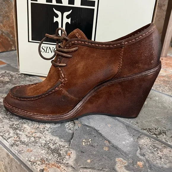 FRYE Caroline Women’s Brown Suede Wedge Lace Up Ankle Boots Booties 8 NE…