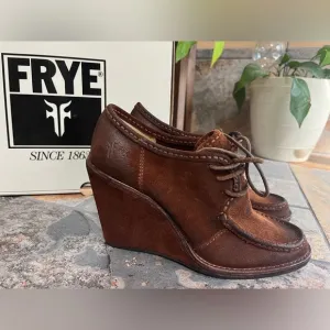 FRYE Caroline Women’s Brown Suede Wedge Lace Up Ankle Boots Booties 8 NE…
