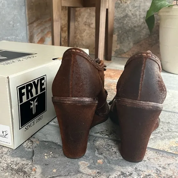 FRYE Caroline Women’s Brown Suede Wedge Lace Up Ankle Boots Booties 8 NE…