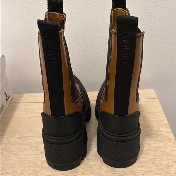 Ganni Women's Tan and Black Chelsea Boots