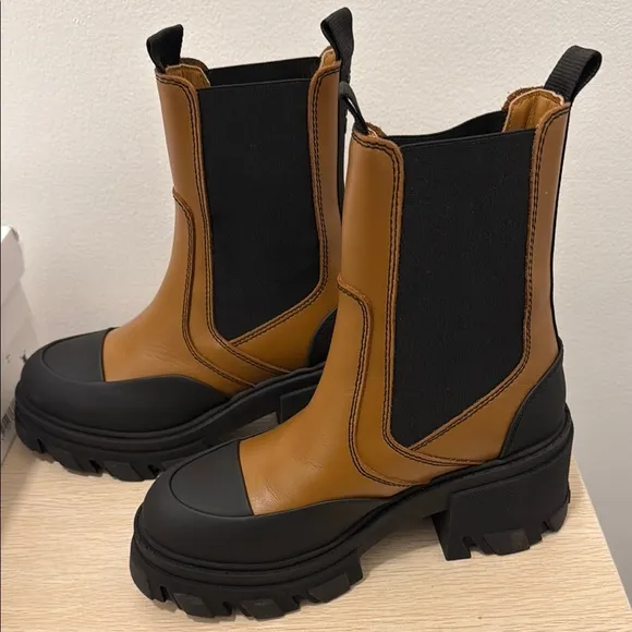 Ganni Women's Tan and Black Chelsea Boots