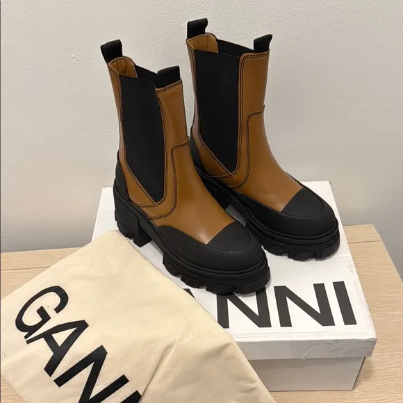 Ganni Women's Tan and Black Chelsea Boots