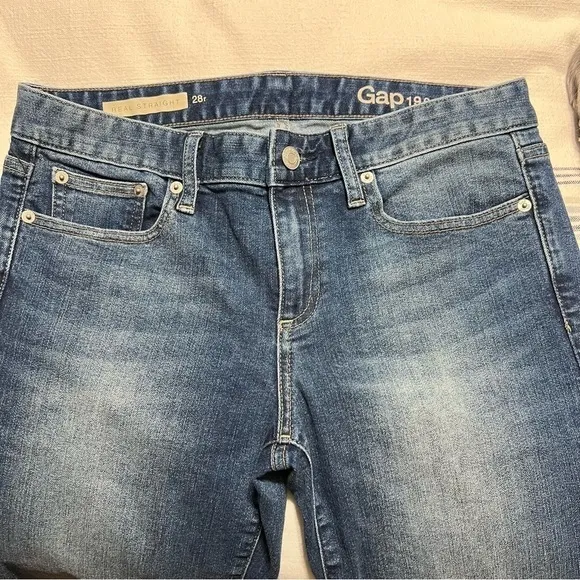 GAP (NWOT) Real Straight Jeans Size 28