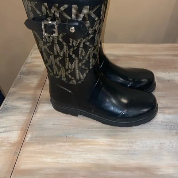 Girls Michael Kors Black and Gold rain Boots size 4