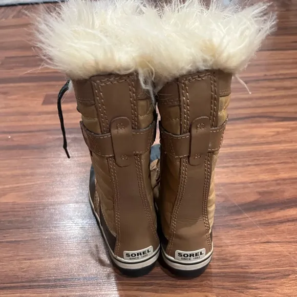 Girls' Tofino II Faux Fur Waterproof Cold Weather Boots (Youth) size 1