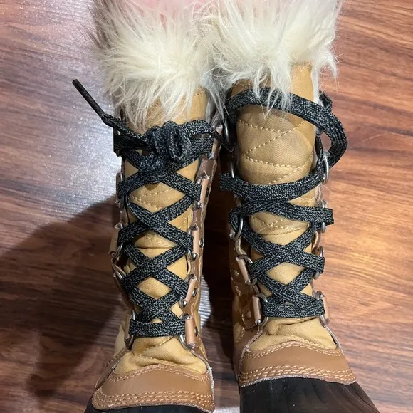Girls' Tofino II Faux Fur Waterproof Cold Weather Boots (Youth) size 1