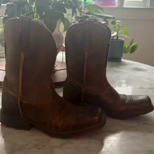 Good condition girls 13.5 boots, only worn a handful of times.