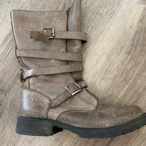 ✨HP✨Steve Madden Brewzzer distressed leather boots