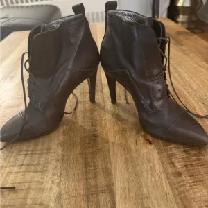 Hugo boss BOSS brown leather pointed pointy toe tip lace up high heel boots EUC