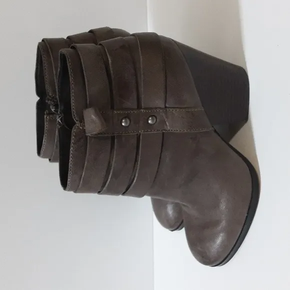 Isola Levina leather ankle boots women 8.5 brown western Y2K rodeo casual rodeo