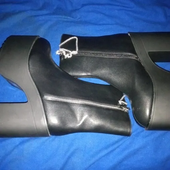 IT'S GOUNG DOWN  Platform Chain Ankle Boots ( BRAND NEW !!!! )