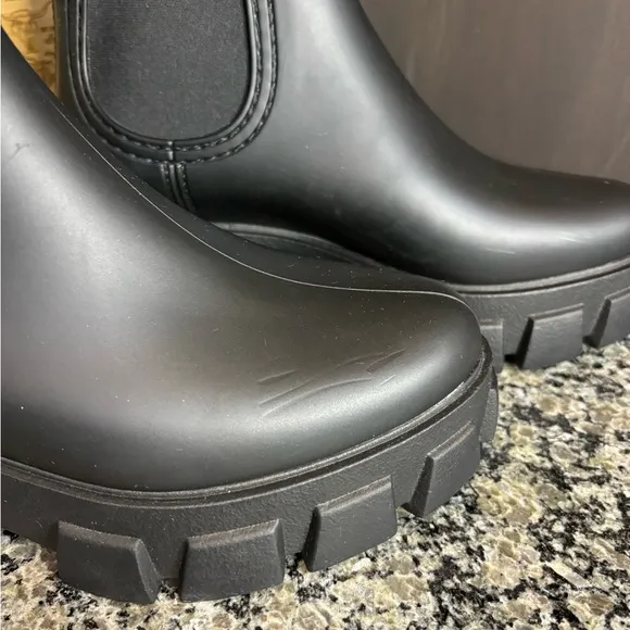 Jeffrey Campbell Play Black Lug Sole Waterproof Chelsea Boots Size 8