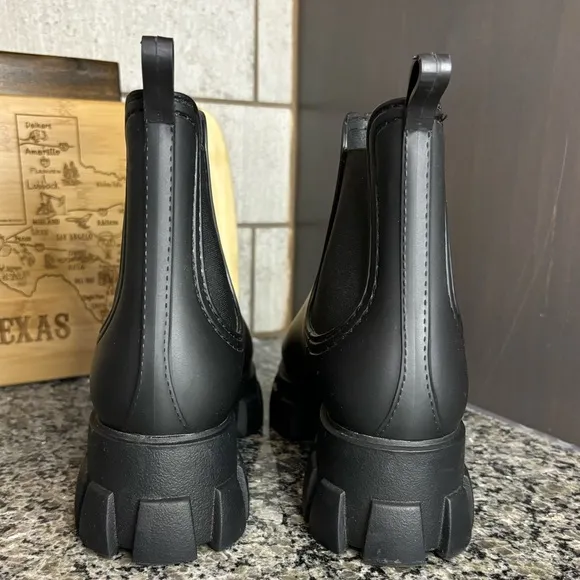 Jeffrey Campbell Play Black Lug Sole Waterproof Chelsea Boots Size 8