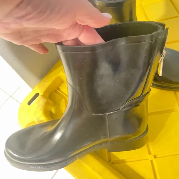 Jessica Simson (Rain N Snow boots size 9)