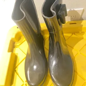 Jessica Simson (Rain N Snow boots size 9)