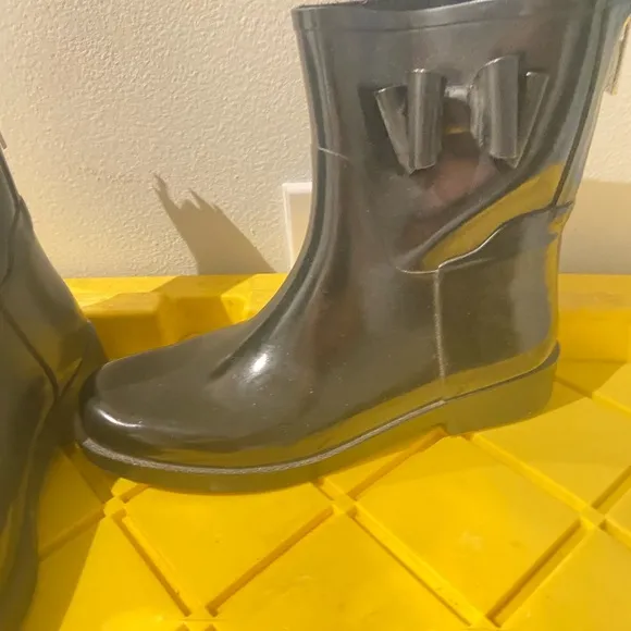 Jessica Simson (Rain N Snow boots size 9)