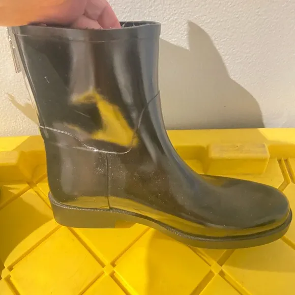 Jessica Simson (Rain N Snow boots size 9)