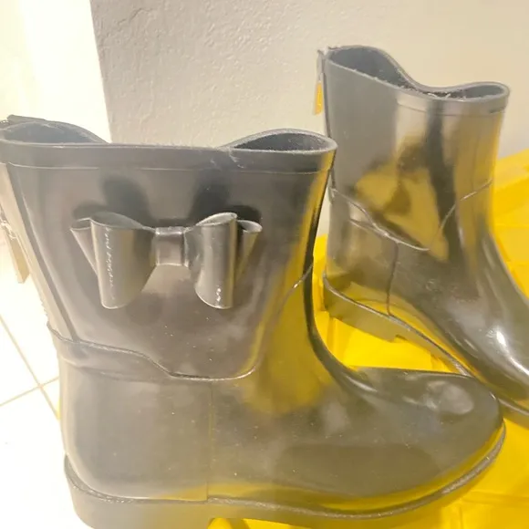 Jessica Simson (Rain N Snow boots size 9)