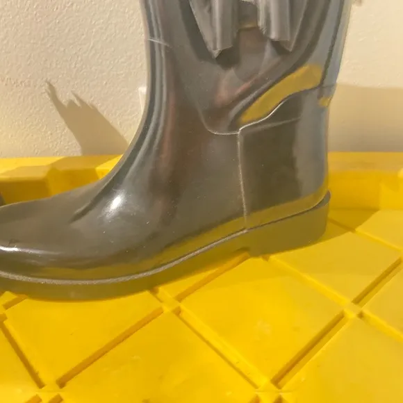 Jessica Simson (Rain N Snow boots size 9)
